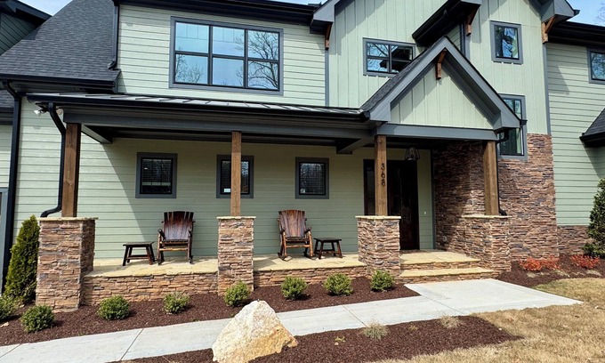 Macon Casa | New 5-bedroom lake front home w/ dual masters, dock, fire pit, paddle boards