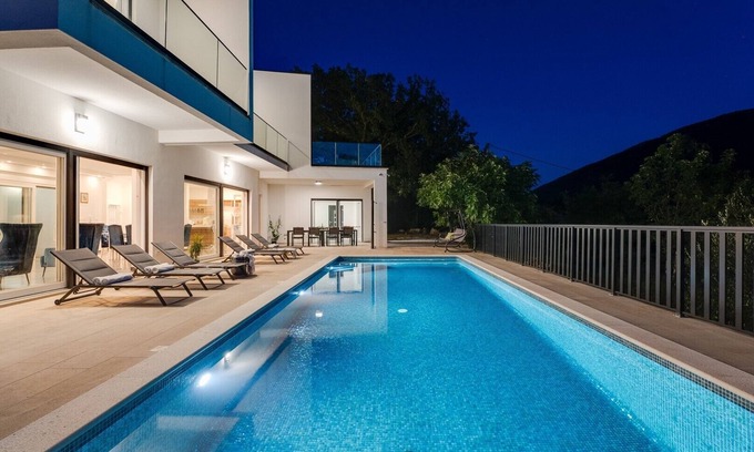 Slime Villa | NEW! 5-bedroom Villa Giro with heated swimming pool