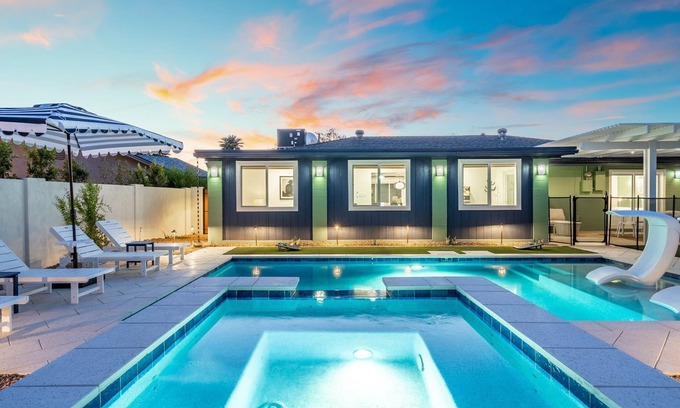 Cox Heights Casa | NEW 5 min to Old Town, Pool & Spa, 2 King Suites