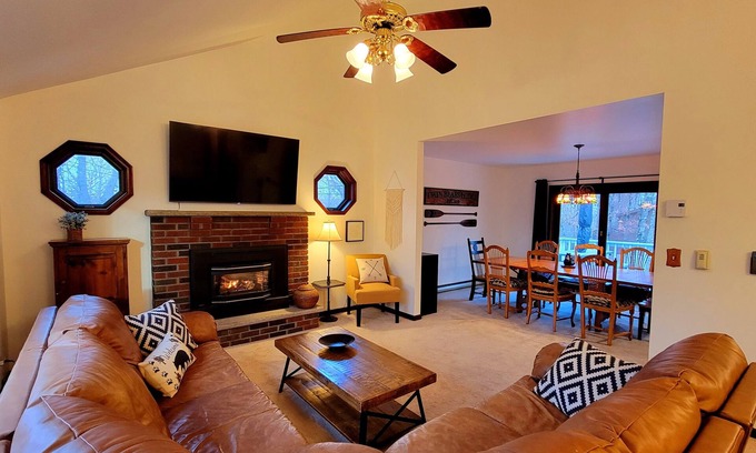 Bushkill Casa | NEW!! 5 Star Gated Community. Wifi, Games, Fire Pit, 5 Smart TVs, Towels/Linens!