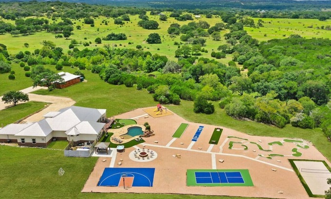 Dripping Springs Casa | ** NEW 5 STAR HILL COUNTRY RETREAT **