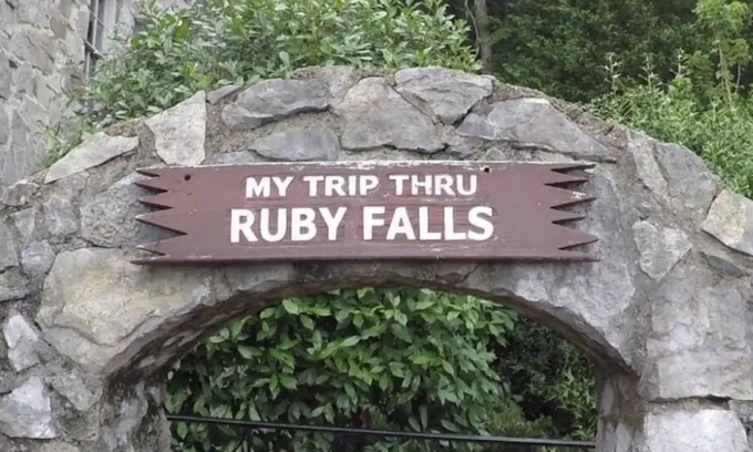 Flintstone Casa | “HOT TUB” "NEW" "5 Stars" "Mins to Ruby Falls" "Chattanooga" “Fire Pit”