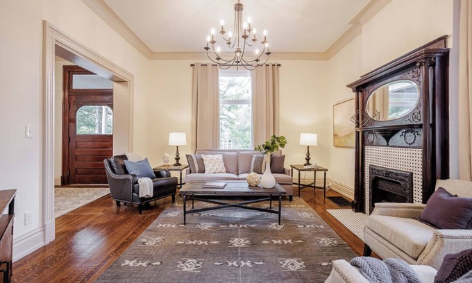 Walnut Hills Casa | New-5BR Downtown Sleeps 15 - Game Room - Parking