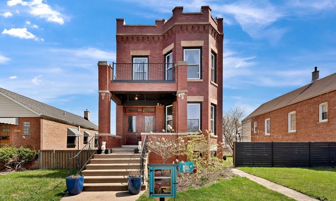Berwyn Casa | NEW! 6 Bed Whole House in Chicagolands Trendy Berwyn by AllSet Turnover