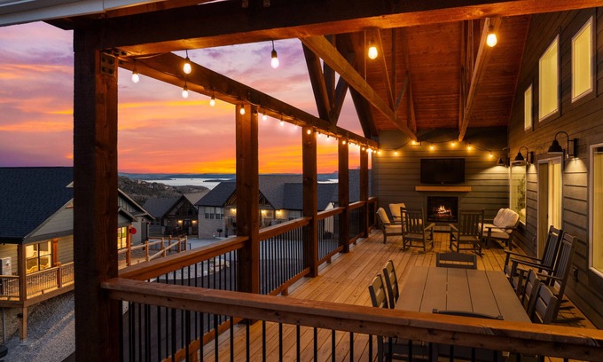 Indian Point Cabina | NEW! 6 Bedrooms, Indoor & Outdoor Pools, Hot Tub, Game Rm, Theater Rm, Lake View