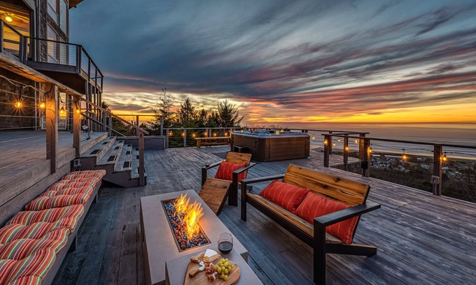 Rockaway Beach Casa | NEW 6400 SQFT BEACH MANSION, Ocean Views, Deck, Hot Tub, 3 Mins to Beach, Slp 25