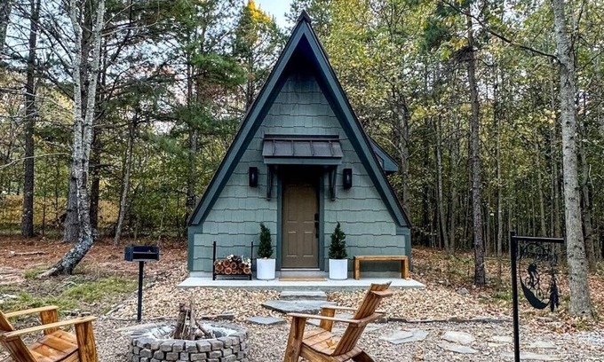 Hot Springs Cabina | NEW! A-Frame Cabin in the Woods +Minutes From Bathhouse Row Downtown Hot Springs
