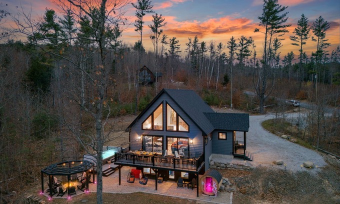 Bethel Casa | New A-Frame Chalet - Mountain Views-Sleeps 14 w/ SwimSpa-Firepit-Sauna-DogsOK