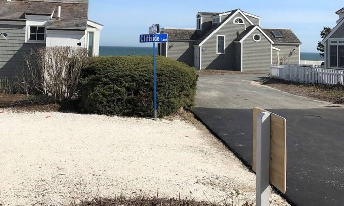Mashpee Casa | New ACs, new paint, new linens and towels!!Prime spot, right on the beach path!!