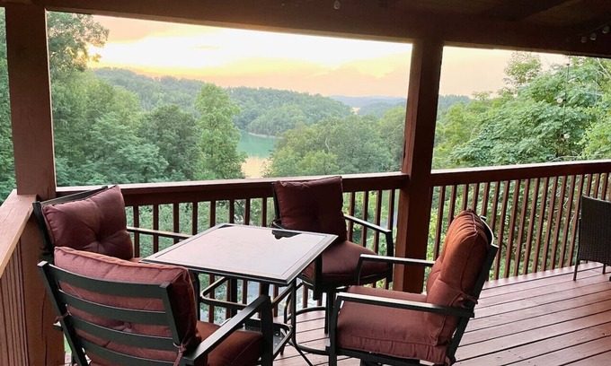 Sevierville Cabina | NEW! Amazing Lake VIEWS Log Cabin+Hot Tub+Arcade!