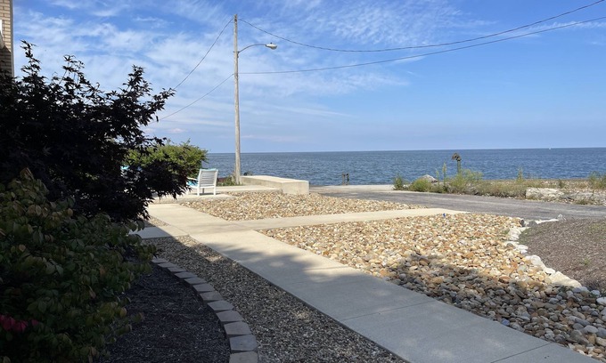 Huron Casa | NEW~AMAZING Lake Views~Rain or Shine!!Close to Cedar Point and many area BEACHES