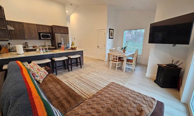 Wenatchee Casa | New and Spacious Townhouse in the Heart of Wenatchee - Unit A