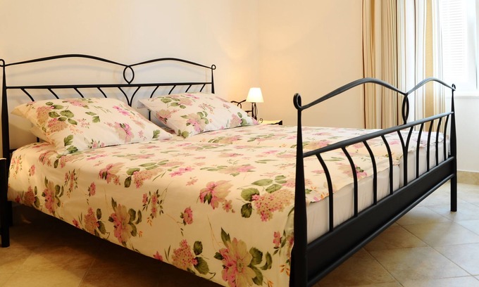 Murter Apartamento | Apartamento nuevo y amueblado con buen gusto.