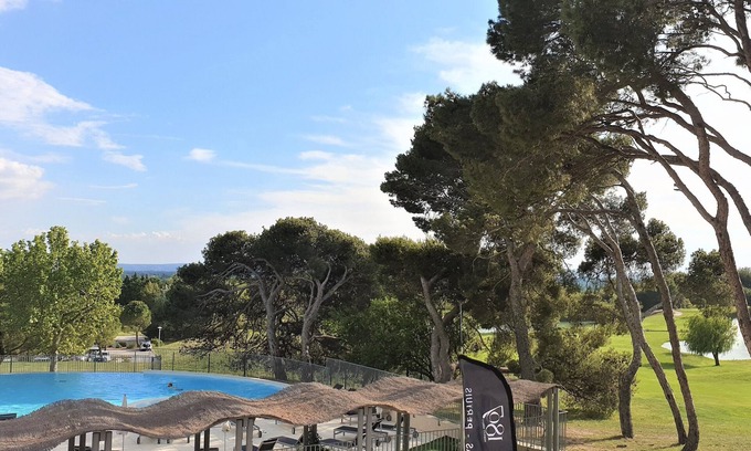 Saumane-de-Vaucluse Apartamento | New apartment in top-of-the-range residence: swimming pool, tennis court, golf