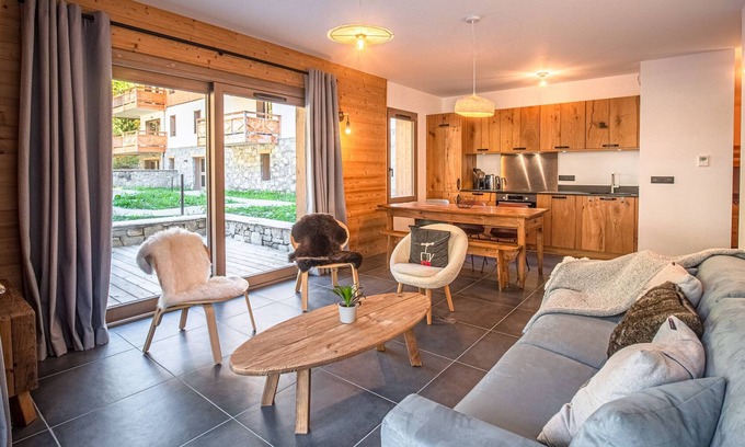 Champagny-en-Vanoise Apartamento | Apartamento nuevo con terraza y estacionamiento en Champagny-en-Vanoise