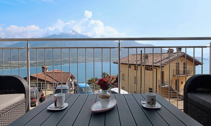 Aurogna Apartamento | Apartamento nuevo Casa Andrea con vistas al lago, terraza y aparcamiento gratuito in situ