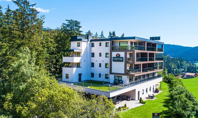 Avelengo Apartamento | New apartment hotel near Merano with mountain views, sauna, bike room, WiFi & parking
