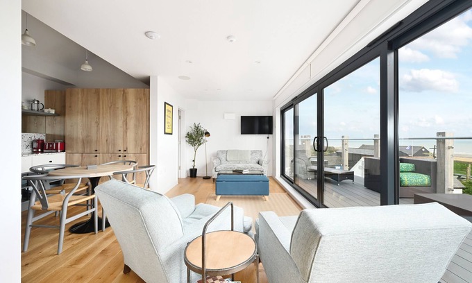 Hastings Apartamento | New apartment nestled on the seaside with expansive views of cliffs, sea and sky