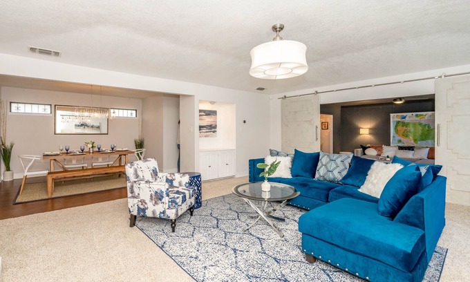 Royal Ridge Casa | NUEVO-Place de Archie: Spacious 3 Bed | ¡2 baños, casa privada con cocina equipada!