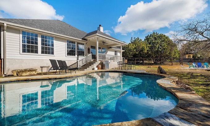 Hays County Casa | NEW Austin Hill Country -Modern, comfortable, private home - pool, fire pit, 4bd