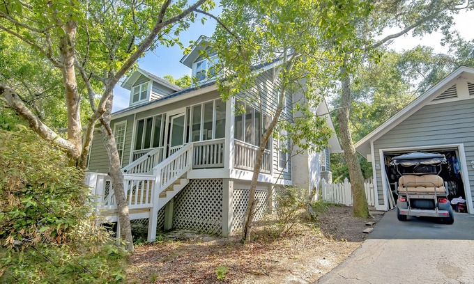 Bald Head Island Cabaña | New avail alert No need for BHI Club Coastal magic- pool & breezy palm trees.