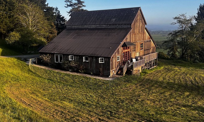 McKinleyville Casa | New Barn Escape With a View