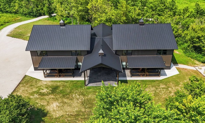 Stanton Casa | New Barn/Sleeps 12/2 Hot Tubs/EV Charger