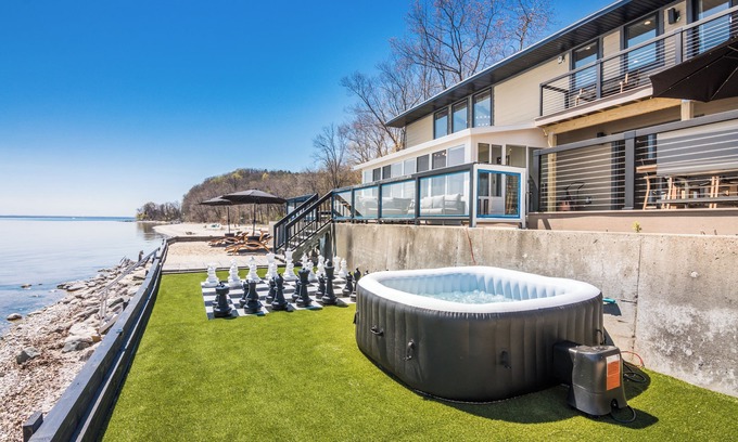 Traverse City Casa | NEW! Bay Shore Retreat – Hot Tub, Games & Mins to Downtown TC! ➠ 7345