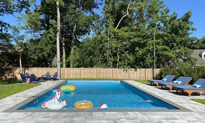 Hampton Bays Casa | Nuevo en el mercado! Casa de playa de 4 dormitorios, piscina climatizada, a 5 minutos de la playa, cerca del tren.
