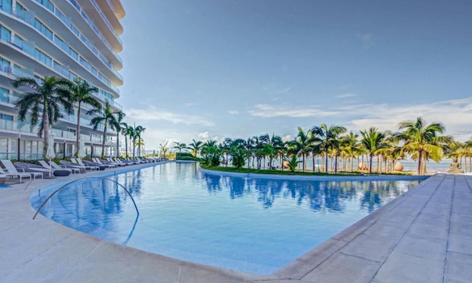 Flamingos Apartamento | NEW Beachfront Marítima Playa Condos, 2 Pools and Gym