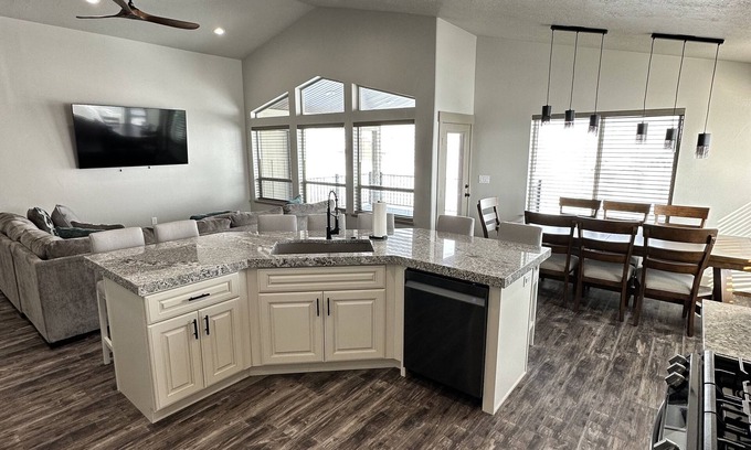 Sweetwater Casa | NEW Bear Lake home minutes from Garden City, GORGEOUS views, and Private Hot Tub
