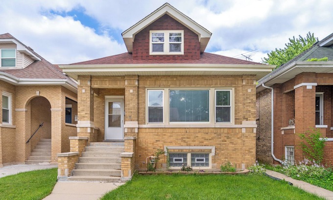 North Mayfair Casa | New! Beautiful 7BD Home - Sleeps 15 + 2 Car Garage