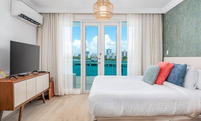 Puerta de Tierra Apartamento | New beautiful bath and floors. Kitchen. Dine in a balcony with ocean view.