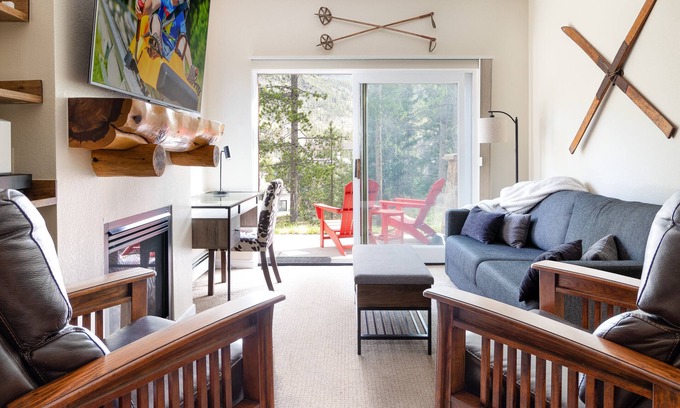 Lakeside Village Condominio | NEW. Beautiful Condo. Quiet Location. Hot Tub.