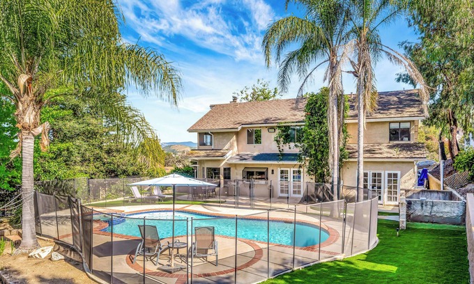 Agoura Hills Casa | New! Beautiful King Size + Pool + Spa + Pool Table in Agoura Hills!