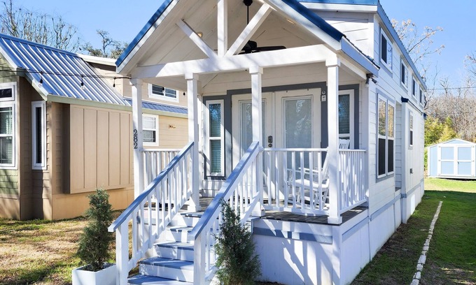 Staples Cabina | New! Beautiful, Modern Cabin by San Marcos River!