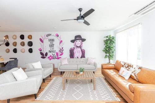 Nashville Casa | NEW! Beautiful Murals, Rooftop Deck & Karaoke!
