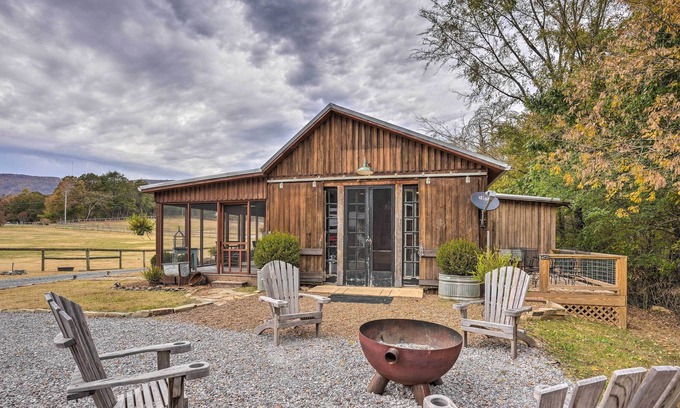 Chickamauga Apartamento | NEW! 'Bella Vista Barn' w/ Game Room & Fire Pit!