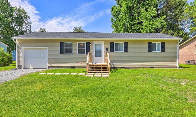 New Bern Casa | New Bern Abode with Yard about 2 Mi to Neuse River
