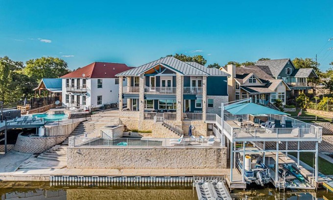 Kingsland Casa | New Big Blue in LBJ Waterfront with a Private Pool