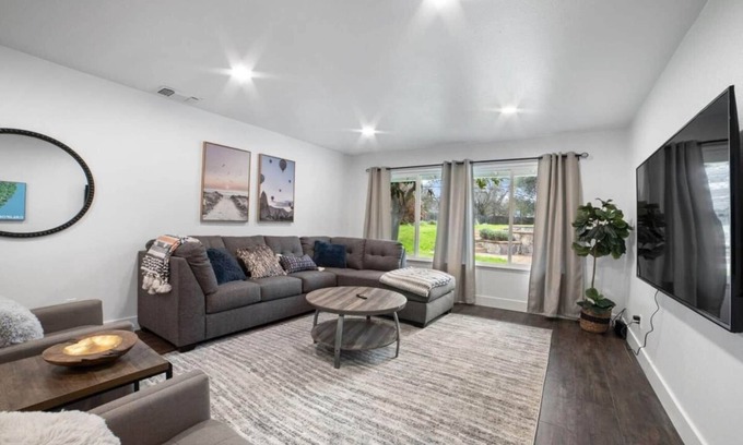 Citrus Heights Casa | NEW! - BIG Family Home - King Beds - Pool