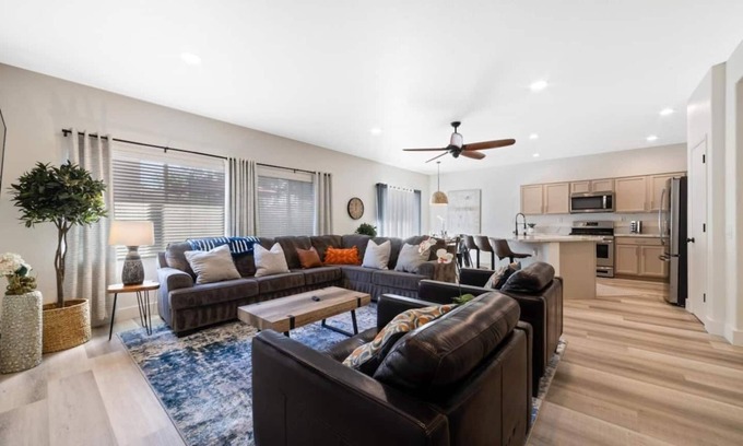 Elk Grove Casa | NEW-Big Family Home-Hot Tub-Fire Pit-Swingset