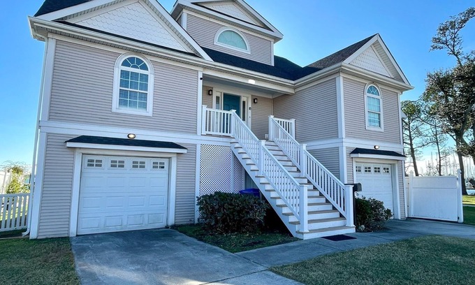 Norfolk Casa | NEW! Big Waterfront House w/ Amazing View and Swim Deck