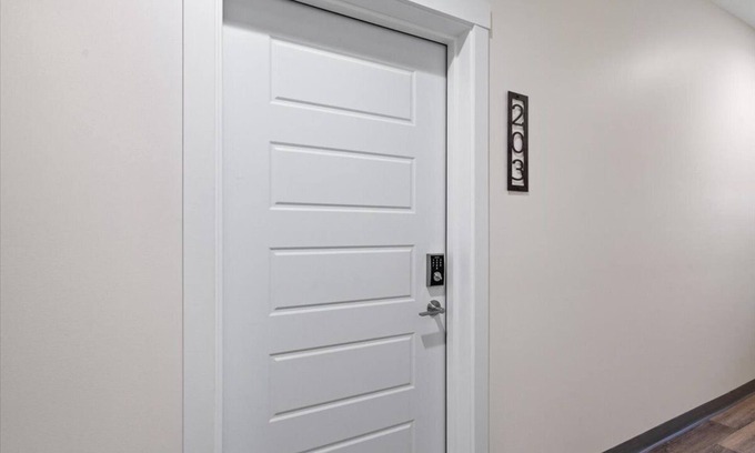 Evansville Apartamento | New Boutique Hotel Suite on Haynie's Corner: KING Bed, Parking, Security & More!