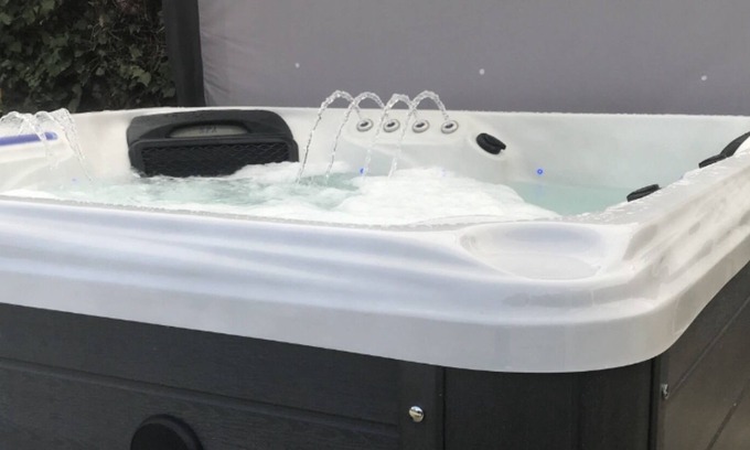 Surlingham Cabina | NEW Boutique Manor Farm Lodge sleeps 8 NEW HotTub for 8 Peaceful countryside