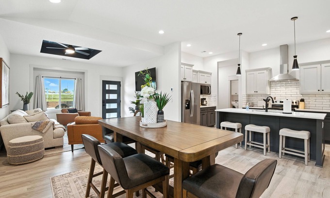 Lawrence Casa | NEW! Brand New Cool Comfy Lawrence Retreat