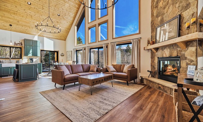 Alma Cabina | New! Brand New Home with Hot Tub, Views - Antler Ridge