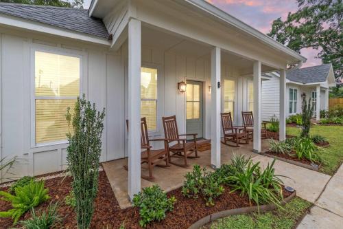 Youngsville Casa | New Breezy Cottage - King Bed - Mini-Golf - Park