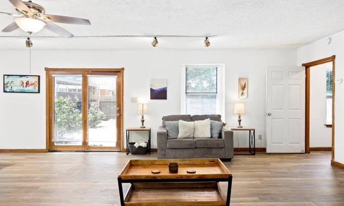 Baker Street Apartamento | ~New~ Bright and Spacious Back House