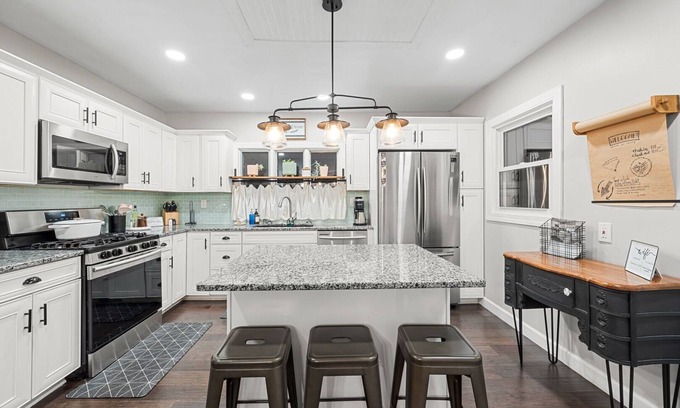 Cloquet Casa | New! Bright Beautiful Farmhouse on Oak